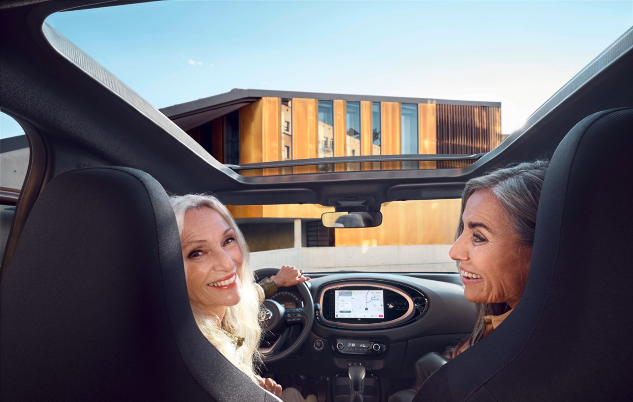 Το Aygo X έχει σχεδιαστεί με πληθώρα ανθρώπινων πινελιών που έχουν δημιουργηθεί για να διευκολύνουν την αλληλεπίδραση μεταξύ οδηγού και επιβατών.