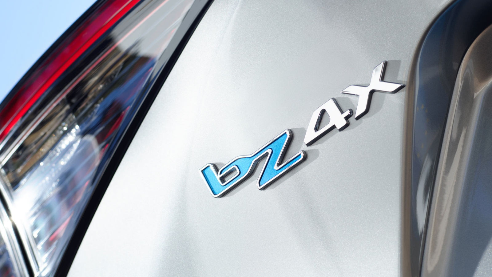 Toyota bZ4X λογότυπο πάνω στο αυτοκίνητο