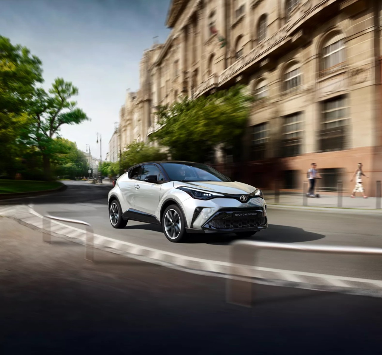 Toyota C-HR στο δρόμη, λήψη από το πλάι