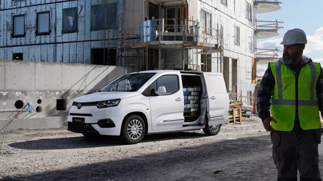 Toyota Proace City με ανοιχτή την πλαϊνή θύρα