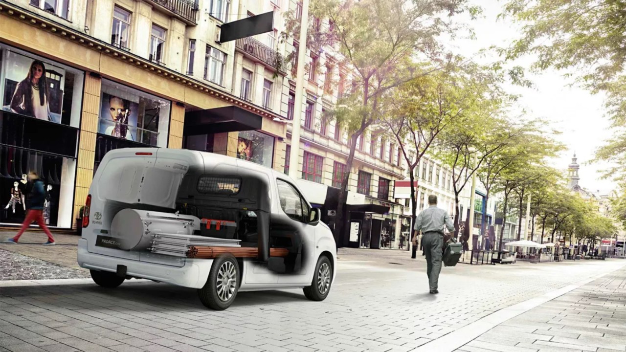 Toyota Proace City με ανοιχτή την πλαϊνή θύρα