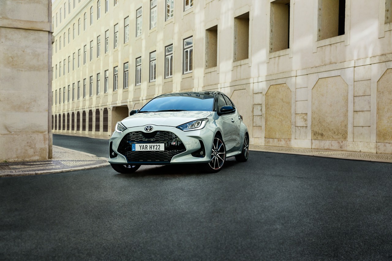 ΟΔΗΓΩΝΤΑΣ ΤΟ ΔΙΚΟ ΣΑΣ TOYOTA HYBRID ELECTRIC